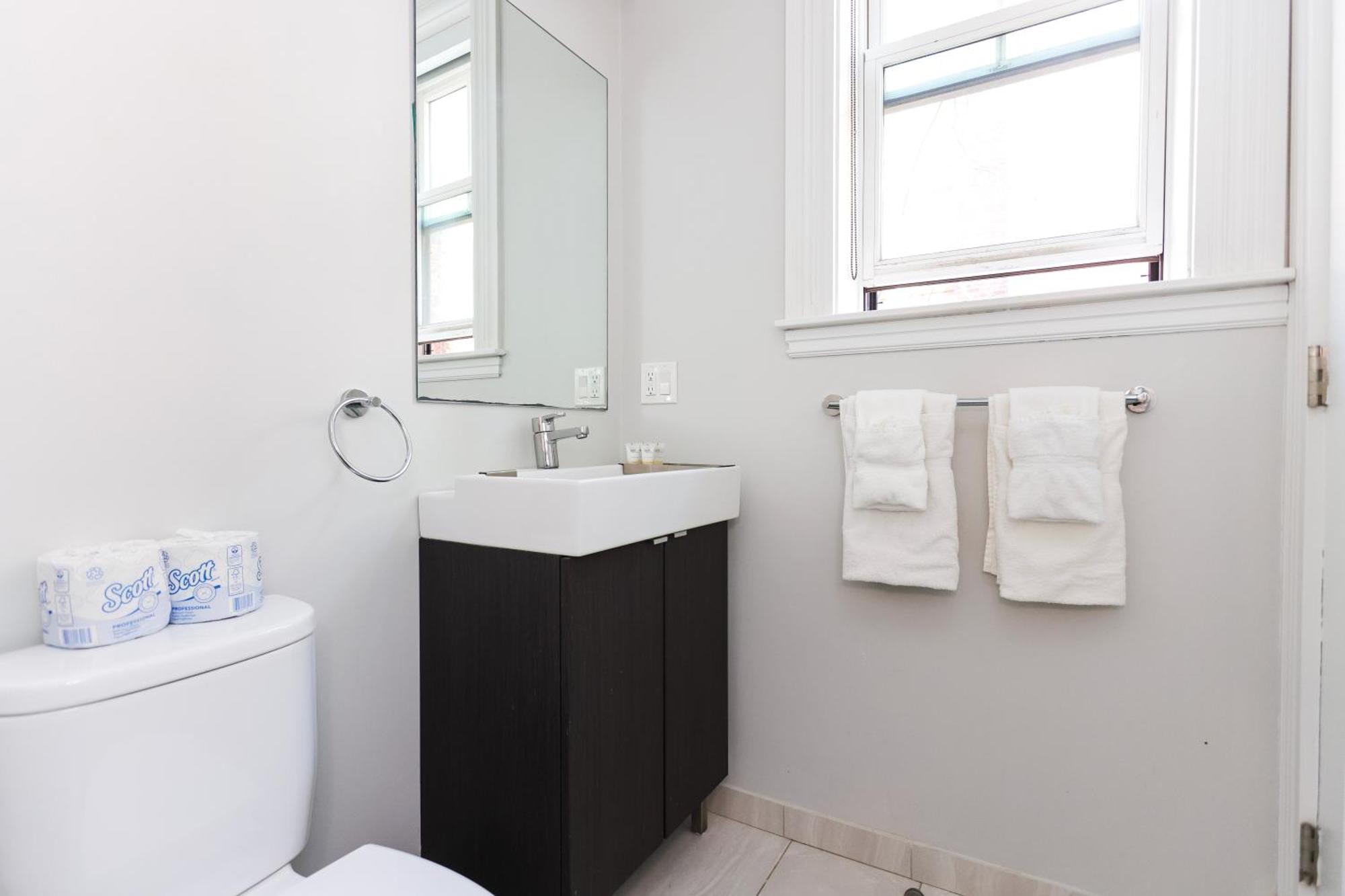A Stylish Stay W/ A Queen Bed, Heated Floors.. #36 Brookline Exterior foto